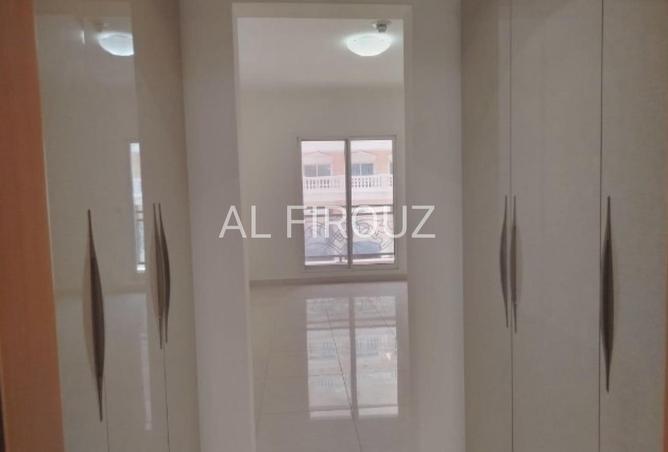 Spacious 2BR with Open Kitchen | Bright Layout — photo 3