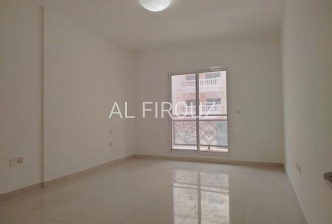 Spacious 2BR with Open Kitchen | Bright Layout — photo 2