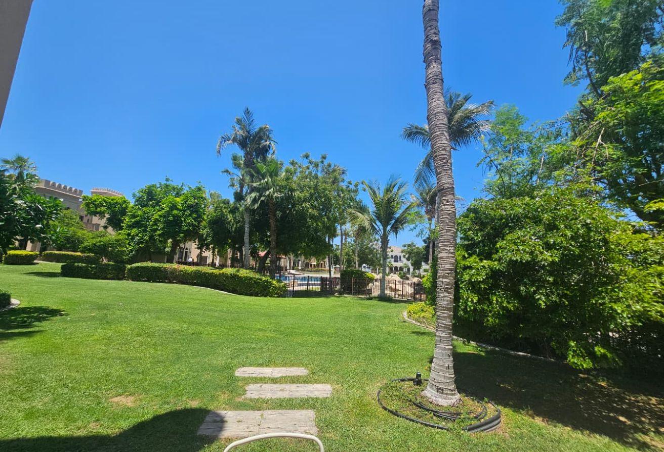 Vacant | Unfurnished | Private Pool — photo 3